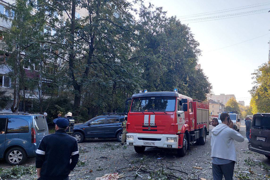 Взрывной волной также повредило несколько припаркованных машин и квартиры в соседних домах, заявил глава Подмосковья Андрей Воробьев.