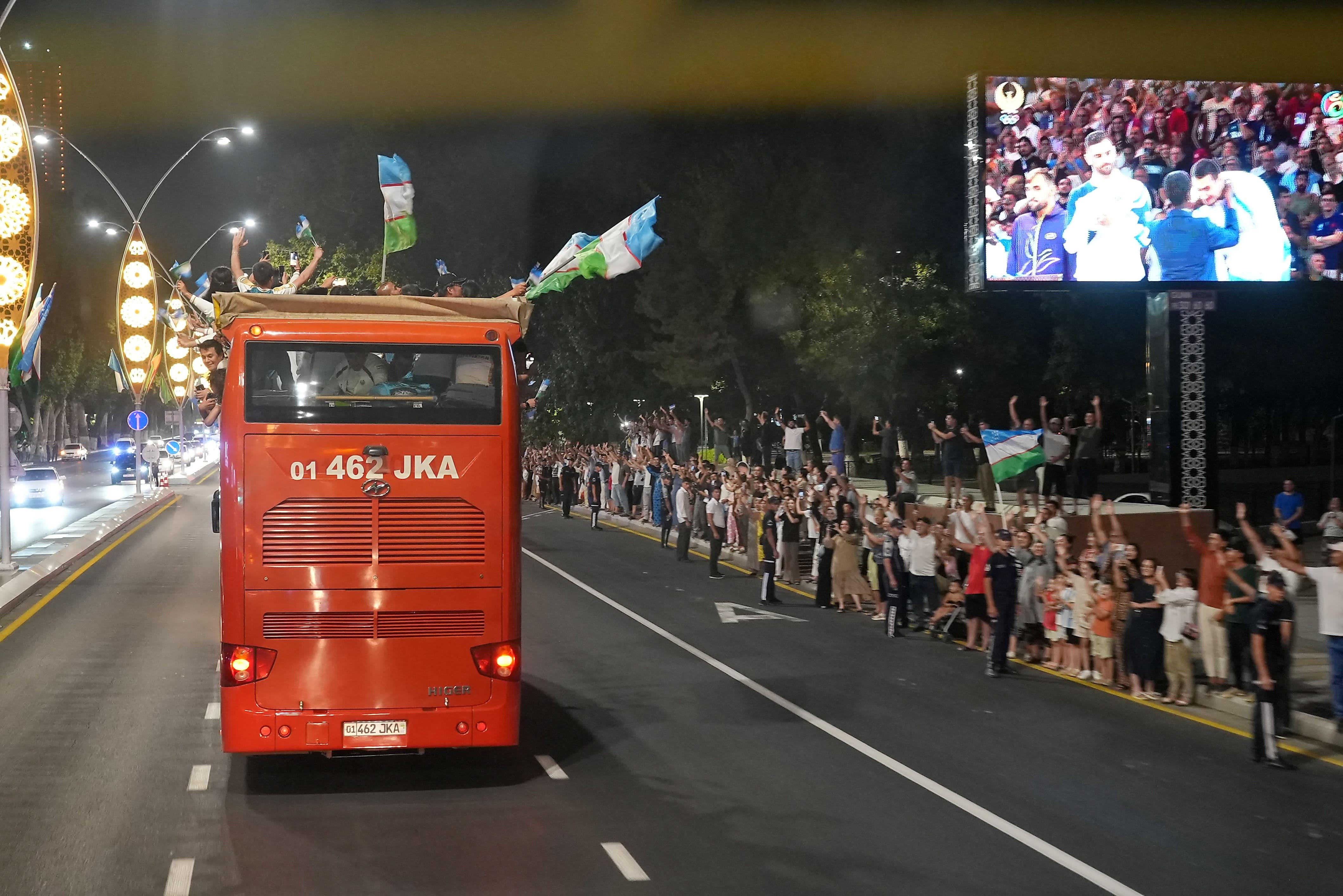 Узбекистан завоевал рекордное количество медалей - 8. Это произошло&nbsp;благодаря феноменальному выступлению в боксе - 5 золотых медалей. За последние 30 лет только Куба смогла достигнуть отметки в 5 золотых медалей. В постсоветский период рекорд по золоту в боксе на одной Олимпиаде принадлежит именно Кубе - 7 в 1992 году.    В Ташкенте сборную Узбекистана встретили тысячи человек.