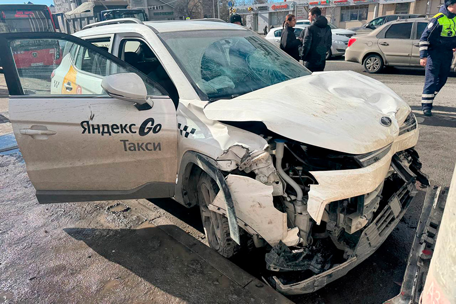 Автомобиль такси на месте аварии на улице Вишневского, Казань, 10 марта&nbsp;2025 года