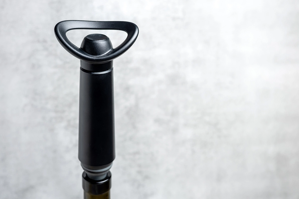 Вакуумная пробка была придумала специально для того, что бы максимально долго сохранить открытое вино, надежно закрыв его и тем самым продлив жизнь недопитого вина