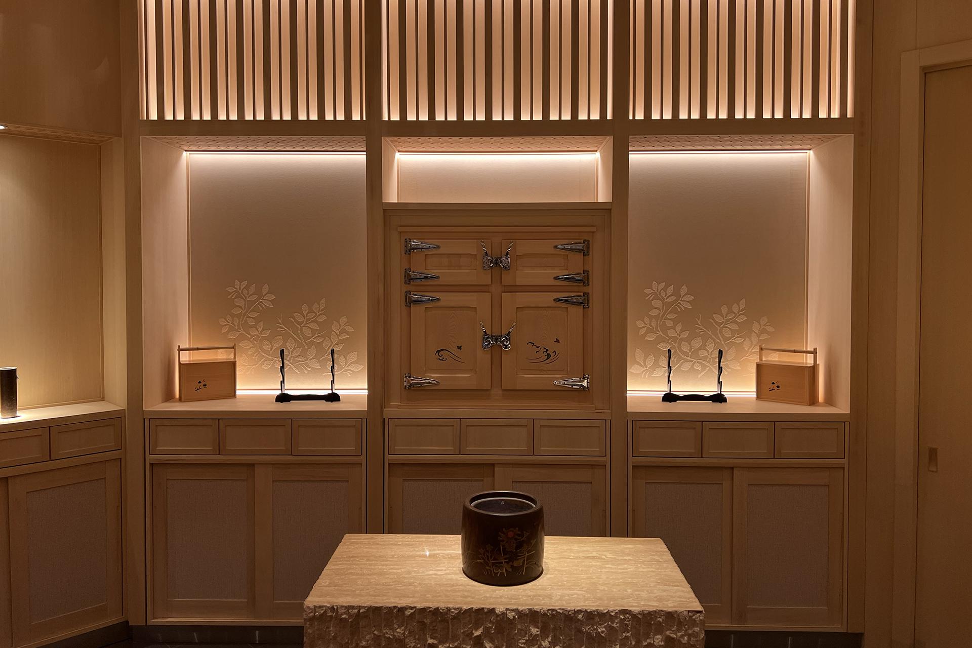 Холодильный шкаф без электричества в ресторане AYU