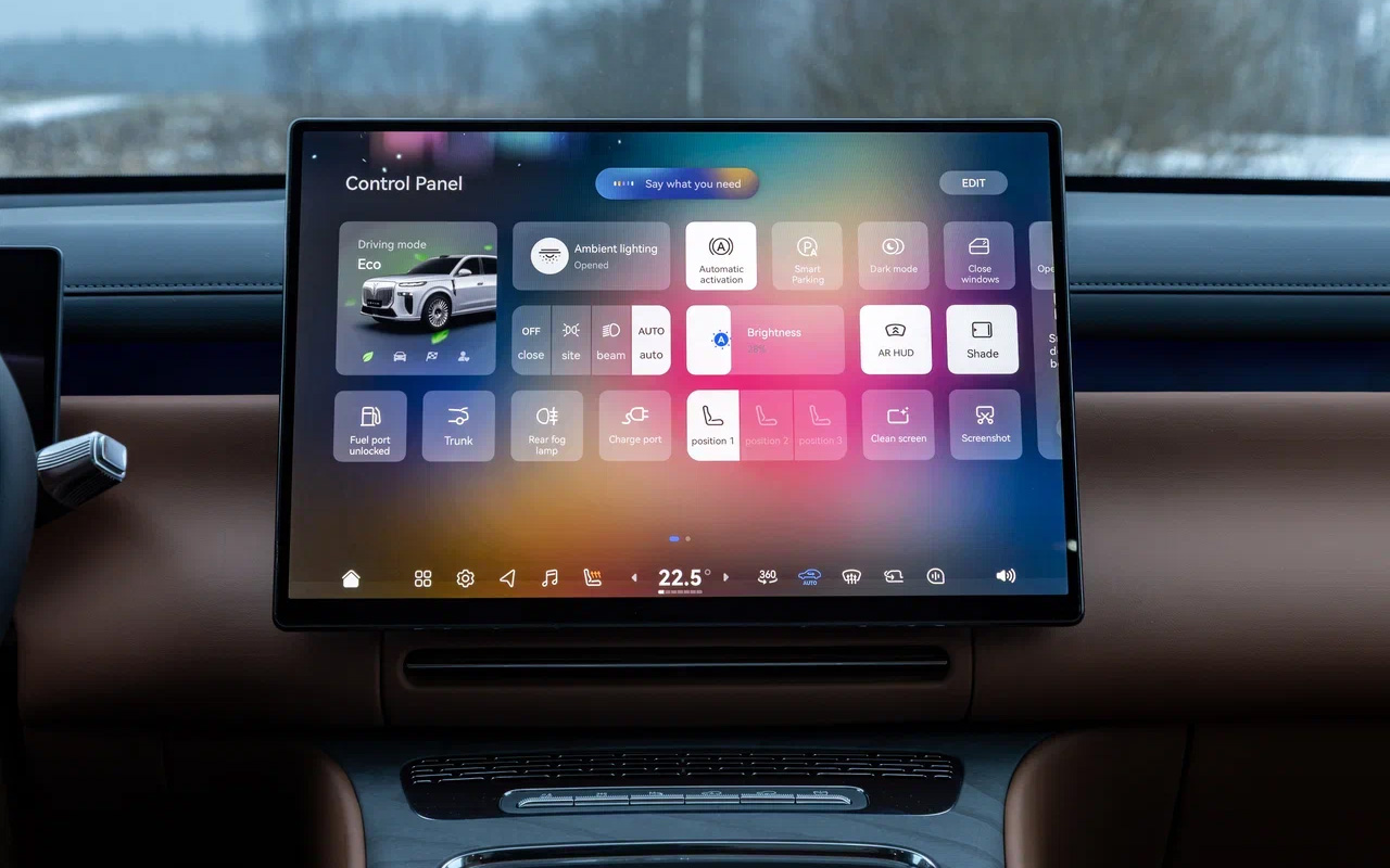 Смахнув экран мультимедийной системы в Voyah Taishan сверху вниз, можно получть доступ к наиболее значимым функциям. Графика наглядная и удобная
