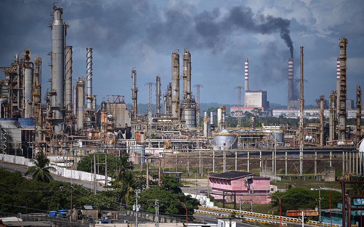 США ослабили санкции и разрешили нефтяным компаниям работать в Венесуэле