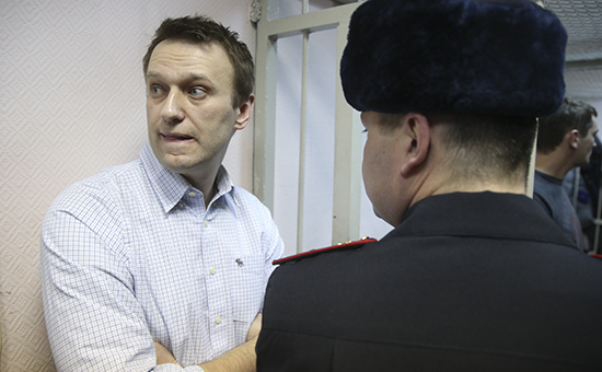 Оппозиционер Алексей Навальный (слева) после оглашения приговора в Замоскворецком суде