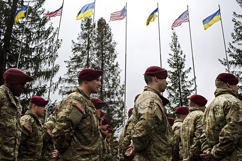 Прибывшие на Украину американские десантники на открытии совместных учений.
