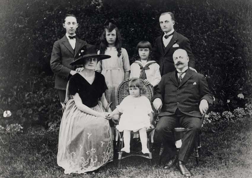 Кристиан Диор (крайний слева в верхнем ряду) с семьей