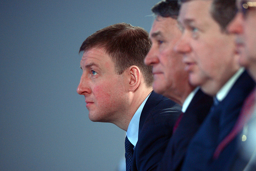 Андрей Турчак (на заднем плане), секретарь генсовета партии &laquo;Единая Россия&raquo;