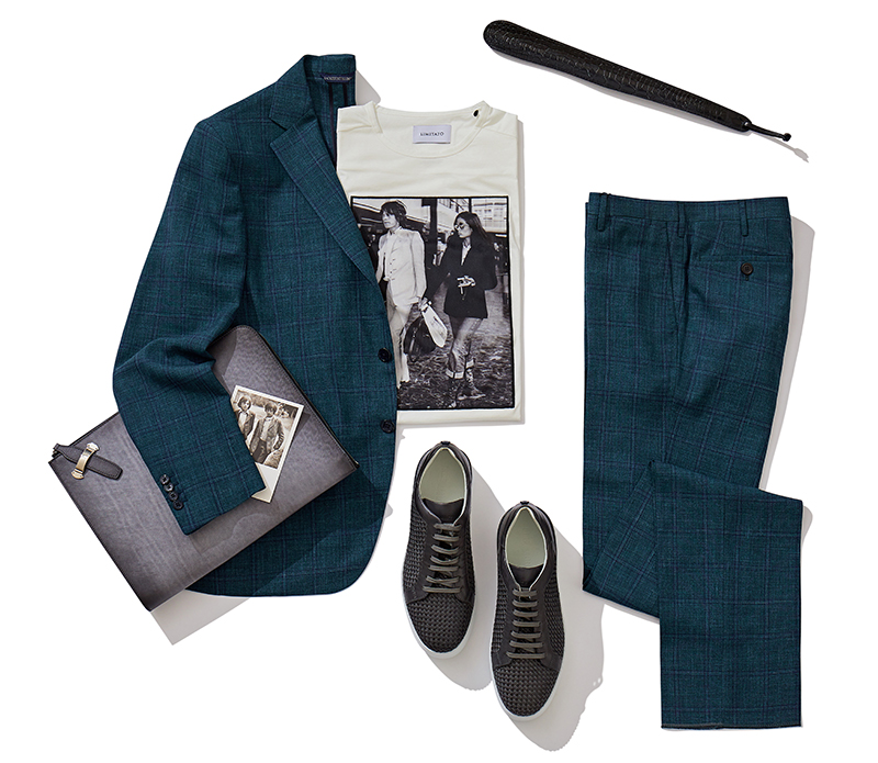 Пиджак, брюки и папка&nbsp;&mdash; все Atelier Portofino, футболка Limitato, кеды Blu Barrett, ложка для обуви Pasotti