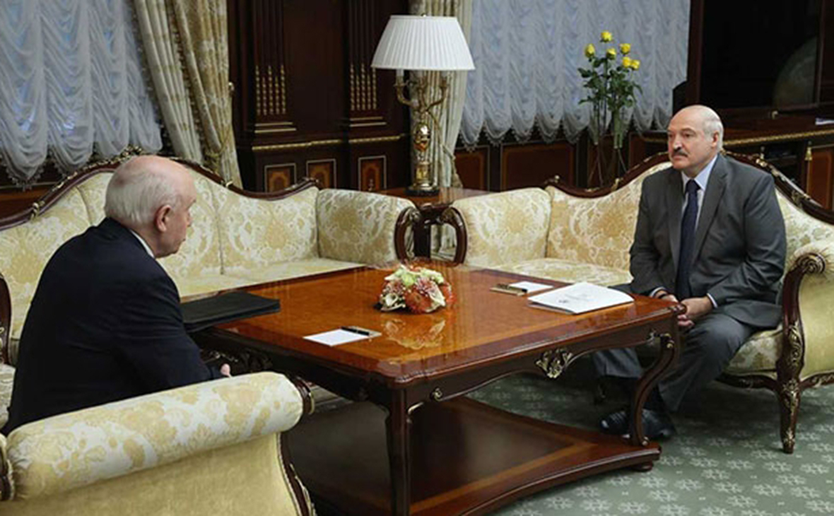 Александр Лукашенко на встрече с Сергеем Лебедевым (слева)