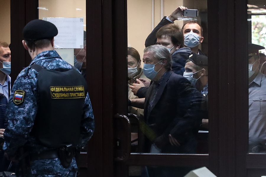 Михаил Ефремов в здании суда
