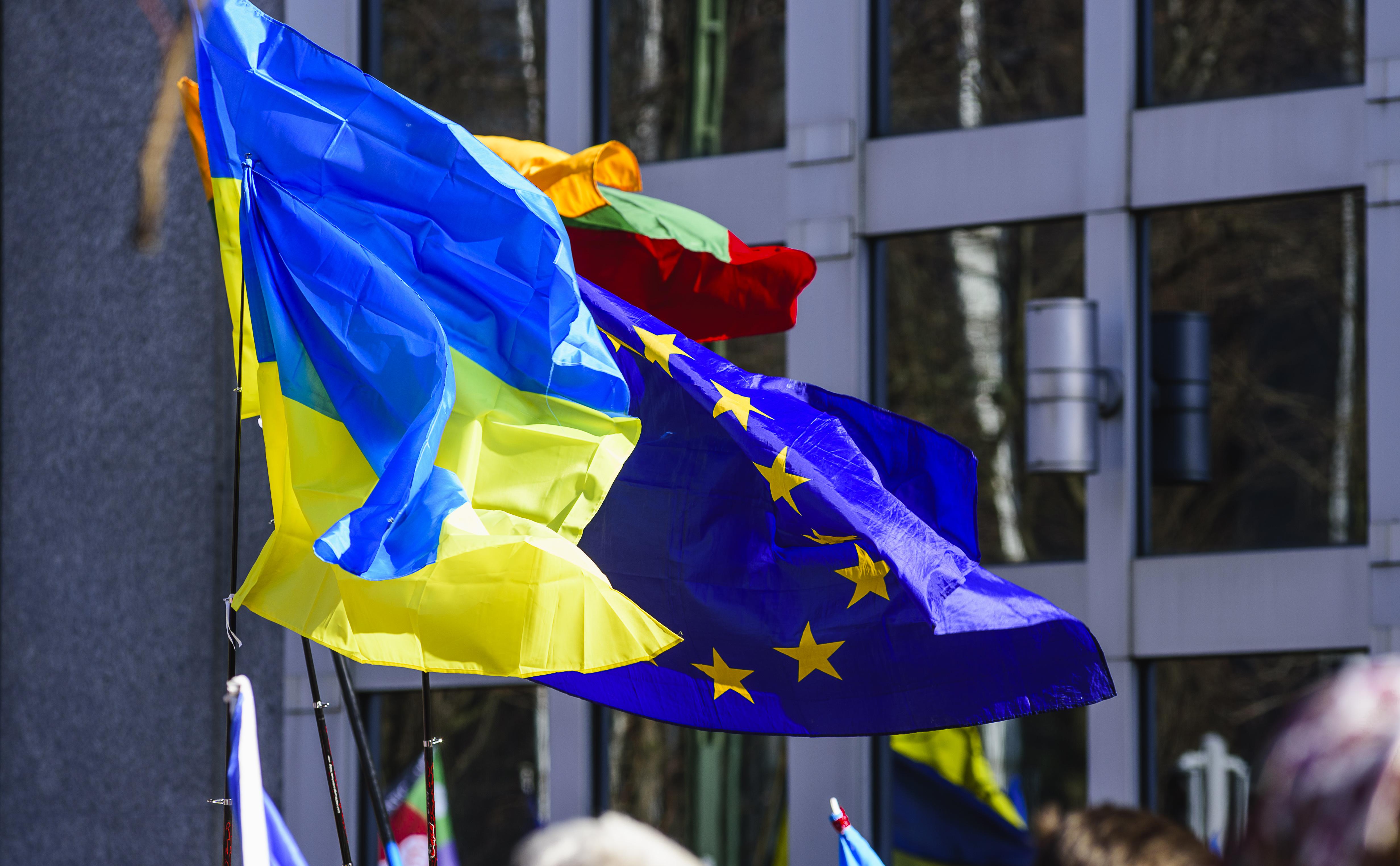 Economist сообщил о падении уровня поддержки помощи Украине в ЕС и США"/>













