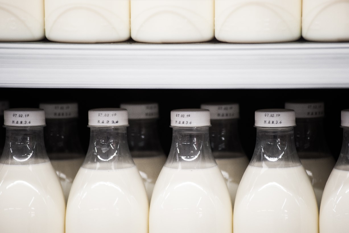 Компания произвела 2400 литров молока из неизвестного сырья