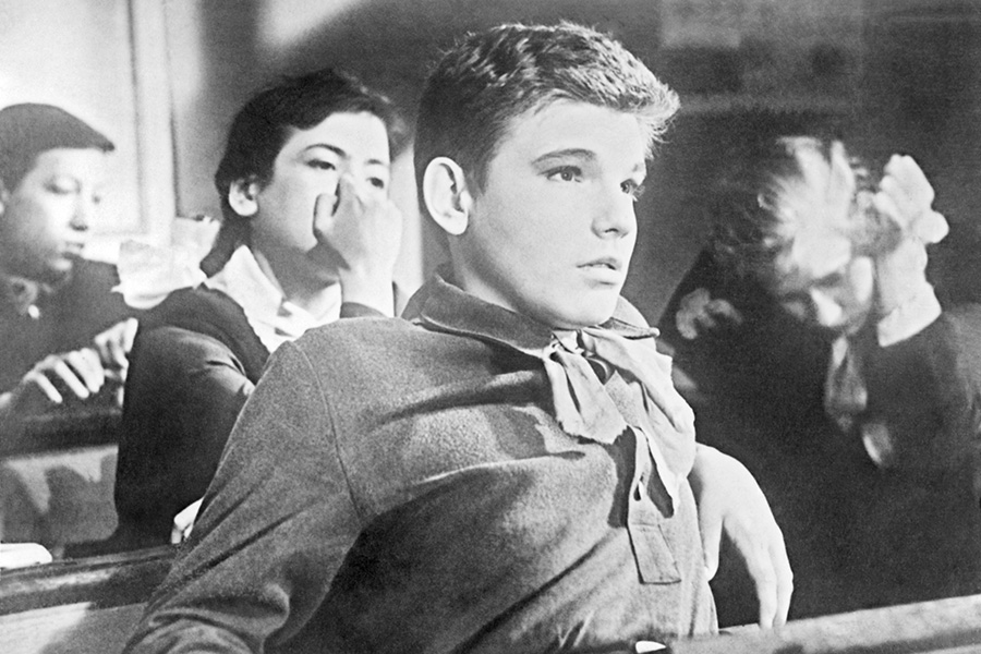 Кадр из кинофильма &laquo;Друг мой, Колька!&raquo; Александра Митты, 1961 год

Во ВГИКе Митта был в мастерской режиссера Михаила Ромма, с ним учились Василий Шукшин и Андрей Тарковский. Дипломная работа Митты и его однокурсника Алексея Салтыкова&nbsp;&mdash; &laquo;Друг мой, Колька!&raquo;&nbsp;&mdash; вышла на экраны в 1961 году, на следующий год после их выпуска из института. Это была экранизация одноименной пьесы Александра Хмелика о &laquo;тихом троечнике&raquo;, который противостоит равнодушию пионервожатых и их формальному отношению к работе. Фильм стал одним из самых успешных в советском прокате начала 1960-х годов.

В 1965 году Митта снял еще одну картину о жизни детей &laquo;Звонят, откройте дверь&raquo;. Режиссер отмечал: &laquo;Друг мой, Колька!&raquo; была первой картиной, где на детской теме решались социальные проблемы. &laquo;Звонят, откройте дверь&raquo;&nbsp;&mdash; первая картина, где была достаточно радикальная идея о том, что преемственность поколений идет совсем не официальными путями. Она идет от человека к человеку, которые сохраняют в себе лучшее из своего времени. И неважно, коммунист он или беспартийный&raquo;.

Лента &laquo;Звонят, откройте дверь&raquo; получила Большой приз на международном кинофестивале детских фильмов в Венеции в 1966 году.