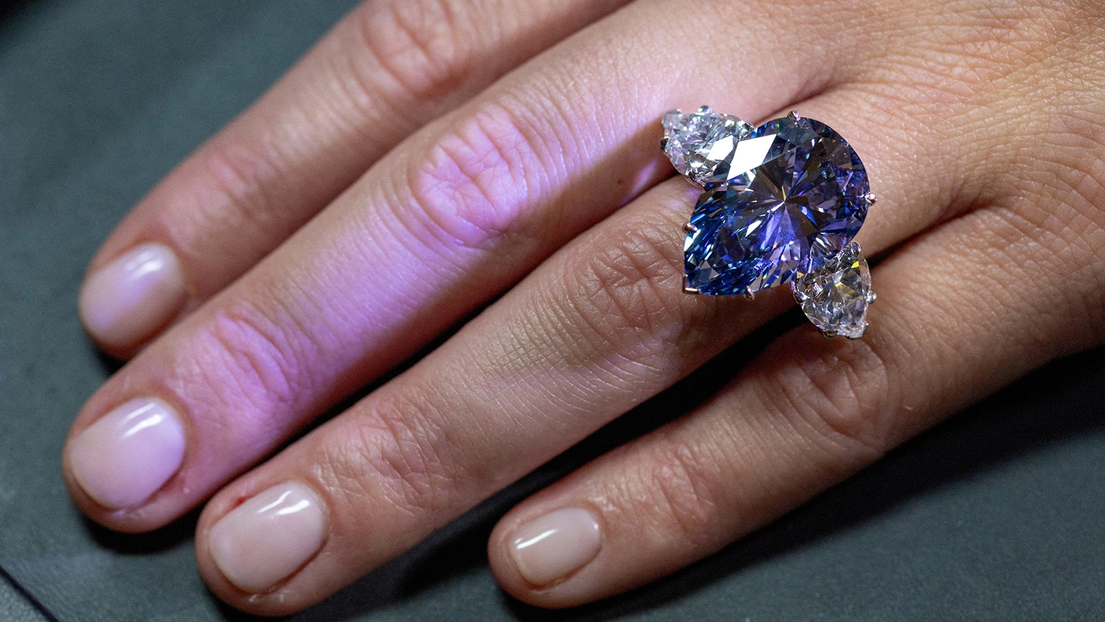 <p>Кольцо с бриллиантом Bleu Royal&nbsp;весом 17,61 карата, который является самым крупным голубым бриллиантом из выставленных на продажу в истории аукционов</p>