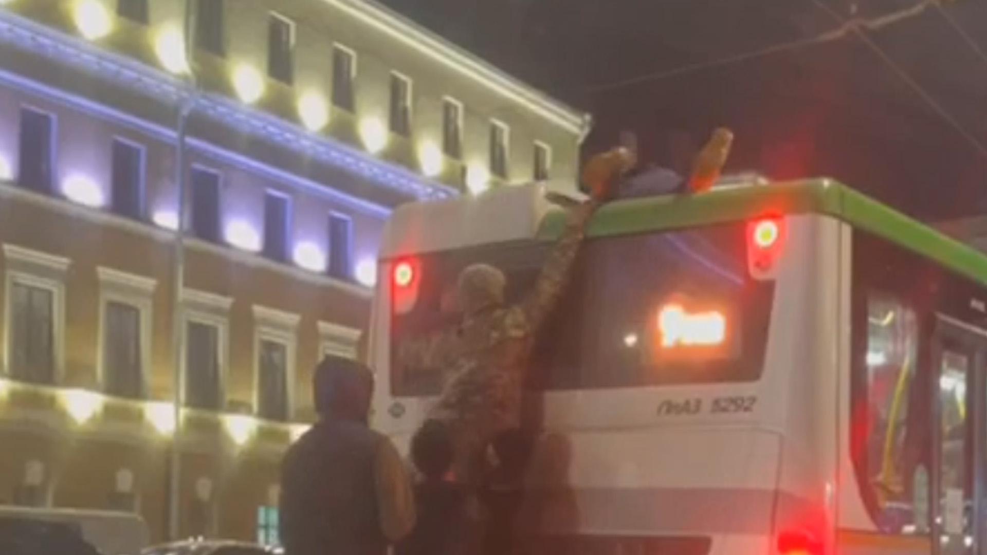 В Воронеже возбудили дело на запускавших фейерверки с автобуса хулиганов