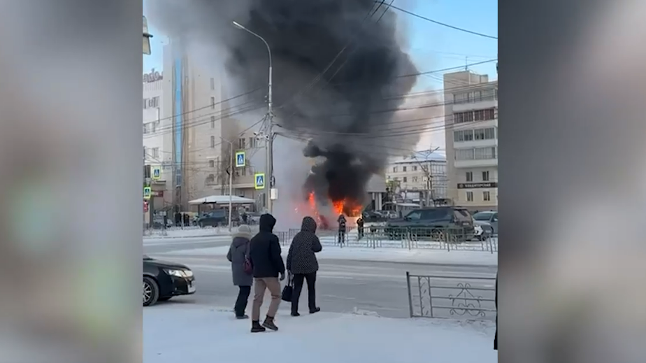 В Якутске во время рейса загорелся автобус. Видео