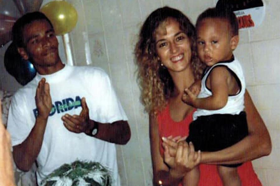 Неймар в детстве (на руках у матери)