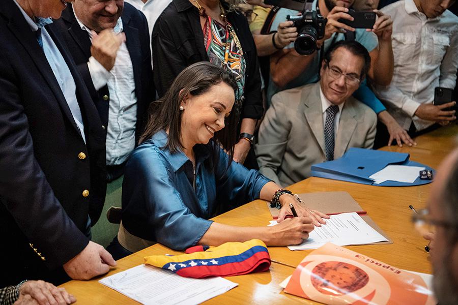 Мария Корина Мачадо подписывает заявление о выдвижении своей кандидатуры на пост президента в Национальной комиссии по проведению первичных выборов, Каракас, Венесуэла, 23 июня 2023 года