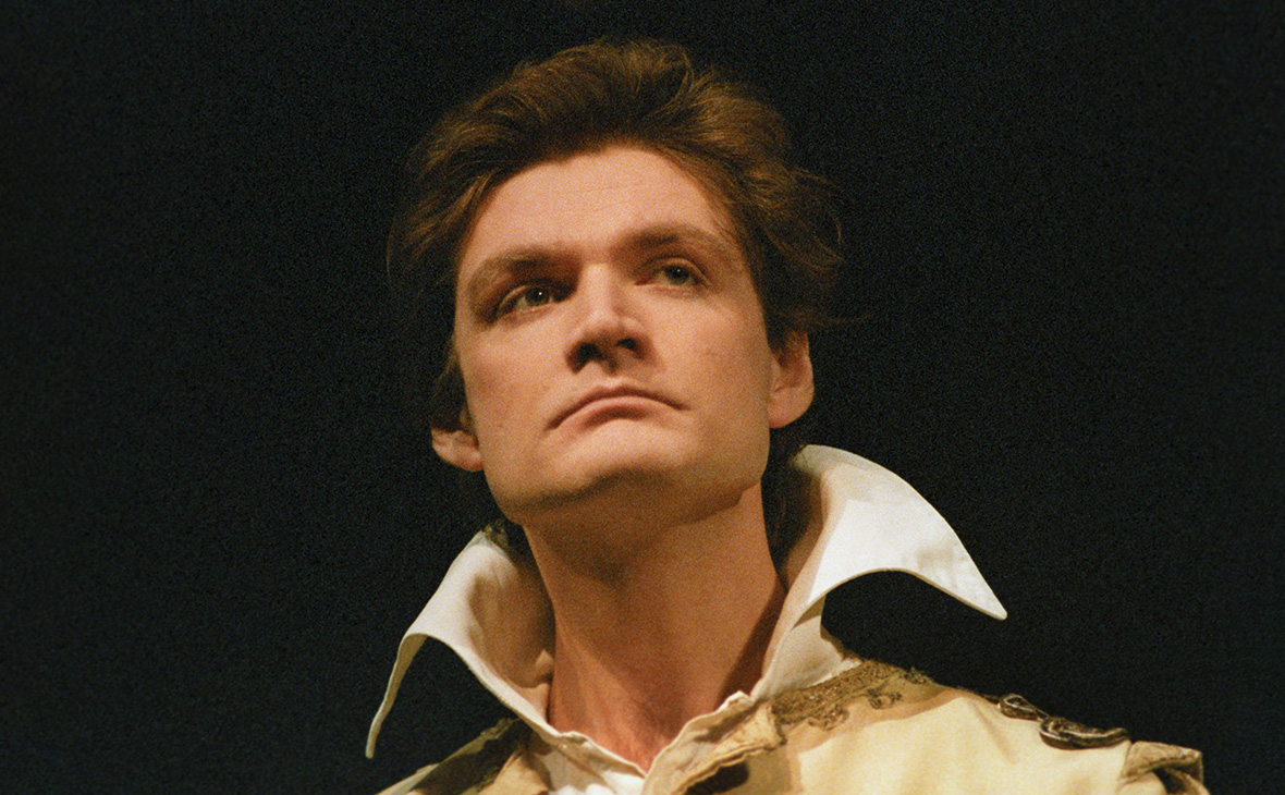 Спектакль по пьесе Жана Батиста Мольера &laquo;Тартюф&raquo;. В роли Валера&nbsp;&mdash; Симонов. 1989 год

Владимир Симонов родился 7 июня 1957 года в городе Октябрьске Куйбышевской (теперь&nbsp;&mdash; Самарской) области. Интерес к сцене у будущего артиста пробудила поездка в Ленинград, где он посетил БДТ и Пушкинский театр. &laquo;Посмотрев три спектакля, я заболел театром. Иначе не скажешь&raquo;,&nbsp;&mdash; делился Симонов.

Окончив школу, он отправился покорять столицу, но не смог поступить в Щукинское училище с первой попытки. Симонов вернулся домой и два года отучился на отделении режиссуры народного театра в Куйбышевском институте культуры. А после ему все&nbsp;же удалось поступить в Щукинское училище на курс Казанской.