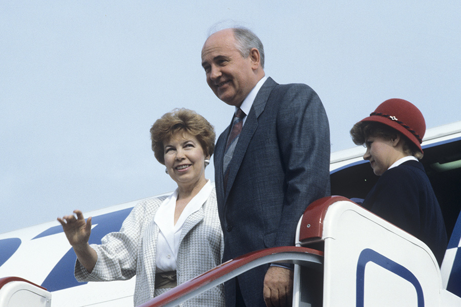 Первым в Москве статус международного аэродрома получило Внуково&nbsp;после Великой Отечественной войны, позже международные рейсы отправлялись и из Шереметьево.

Домодедово&nbsp;же 28 лет оставалось&nbsp;официально аэропортом внутренних перелетов и получило звание международного только после распада СССР, в 1992 году.