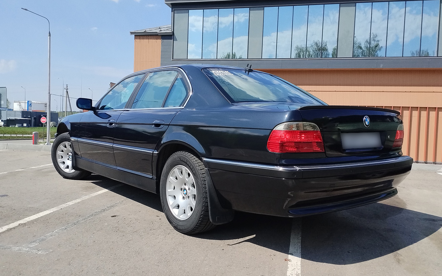 Так выглядит BMW 728i после полной покраски кузова