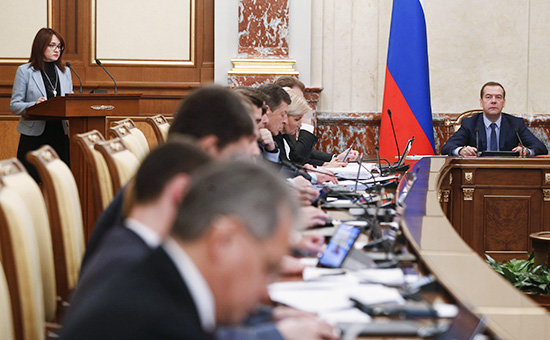 Председатель правительства России Дмитрий Медведев на&nbsp;заседании кабинета министров. На дальнем плане слева&nbsp;&mdash;&nbsp;председатель Центрального банка России Эльвира Набиуллина

