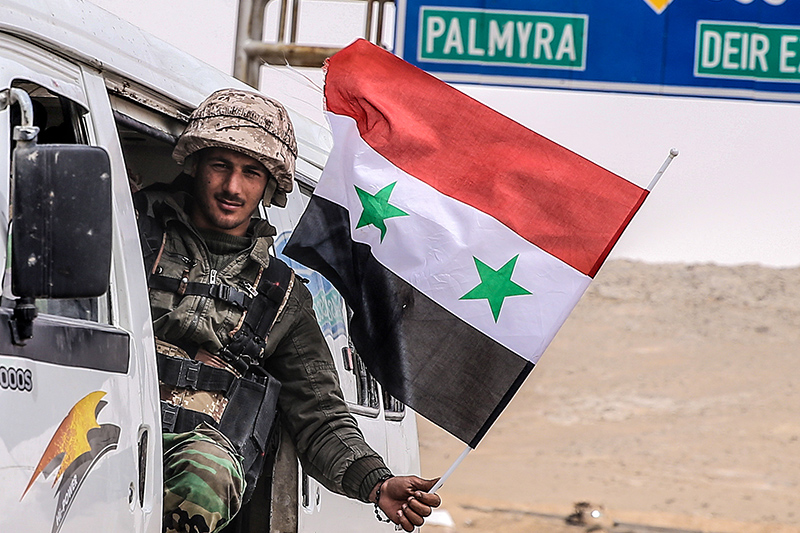 Военнослужащий сирийской армии на позициях под городом Пальмирой
