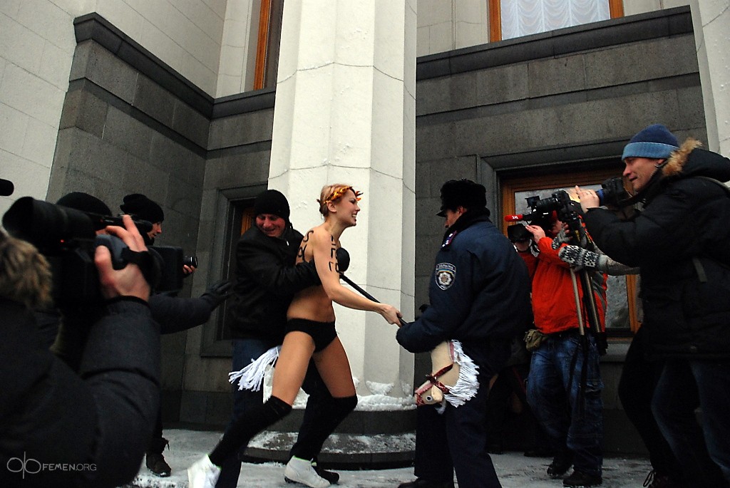 FEMEN "на скаку" атаковали новую Раду Украины