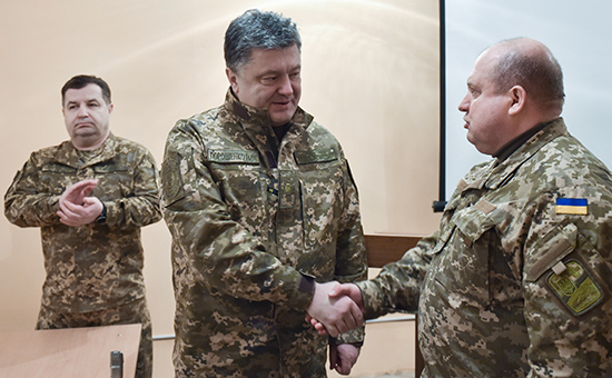 Министр обороны Украины Степан Полторак, президент Украины Петр Порошенко и командующий Сухопутными войсками Украины Сергей Попко (слева направо)


