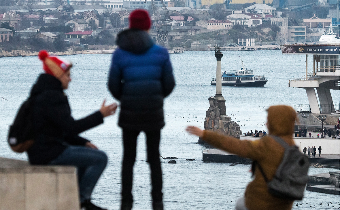 Вид на Севастопольскую бухту и памятник затопленным кораблям с высоты мыса Хрустальный