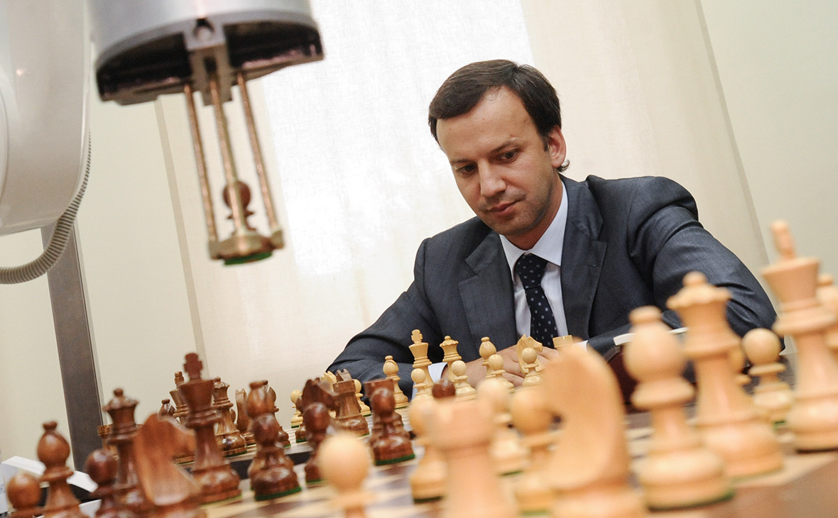 Аркадий Дворкович во время шахматного матча с роботом.&nbsp;9 июня 2010 года
