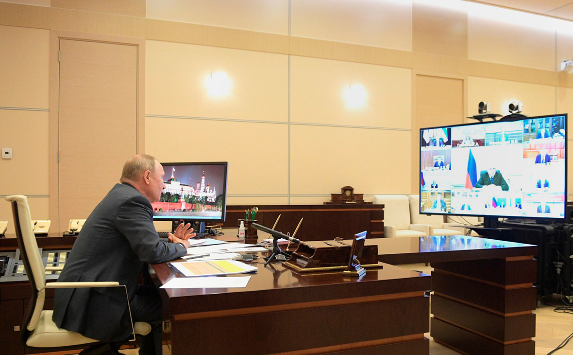 Владимир Путин на совещании с членами Правительства в режиме видеоконференции