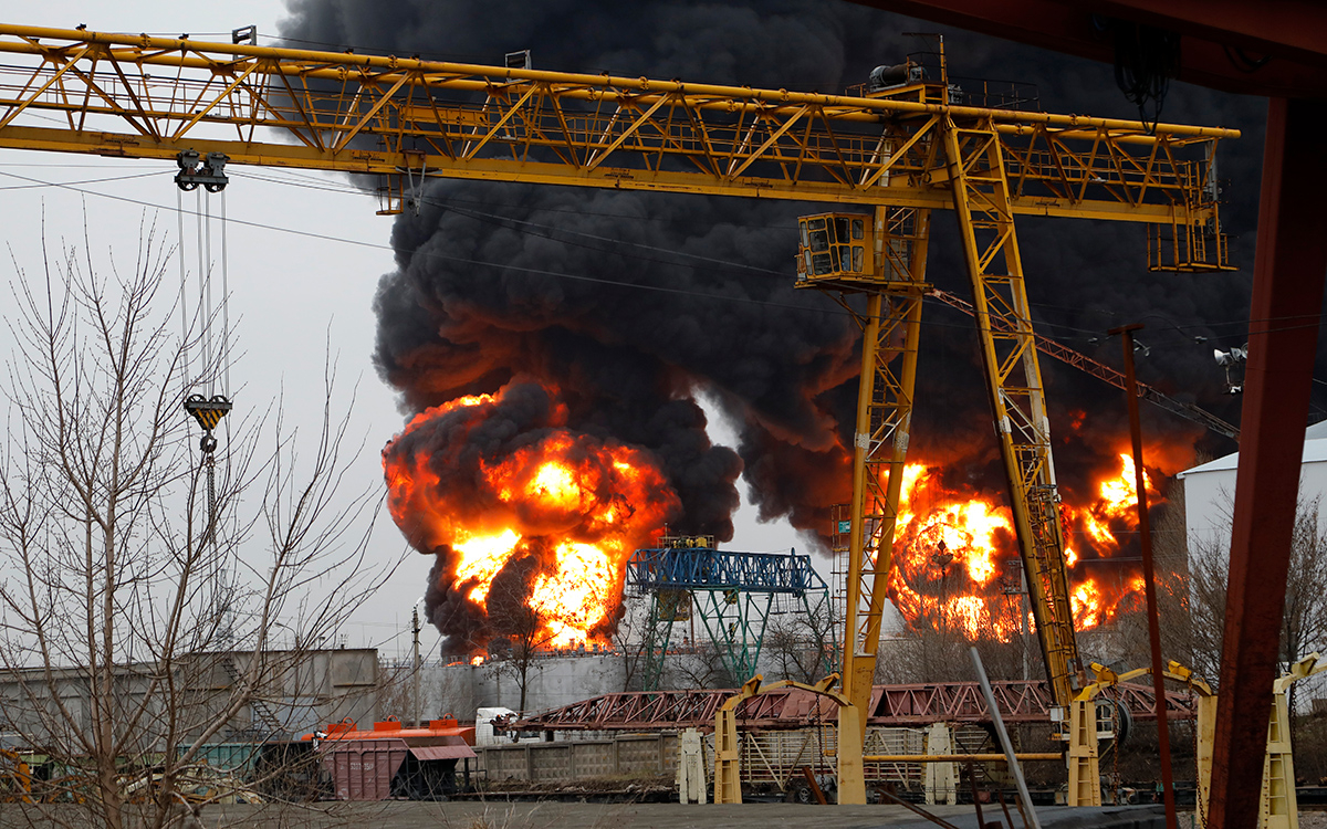 Пожар на нефтебазе Белгорода после предполагаемого удара. Фоторепортаж