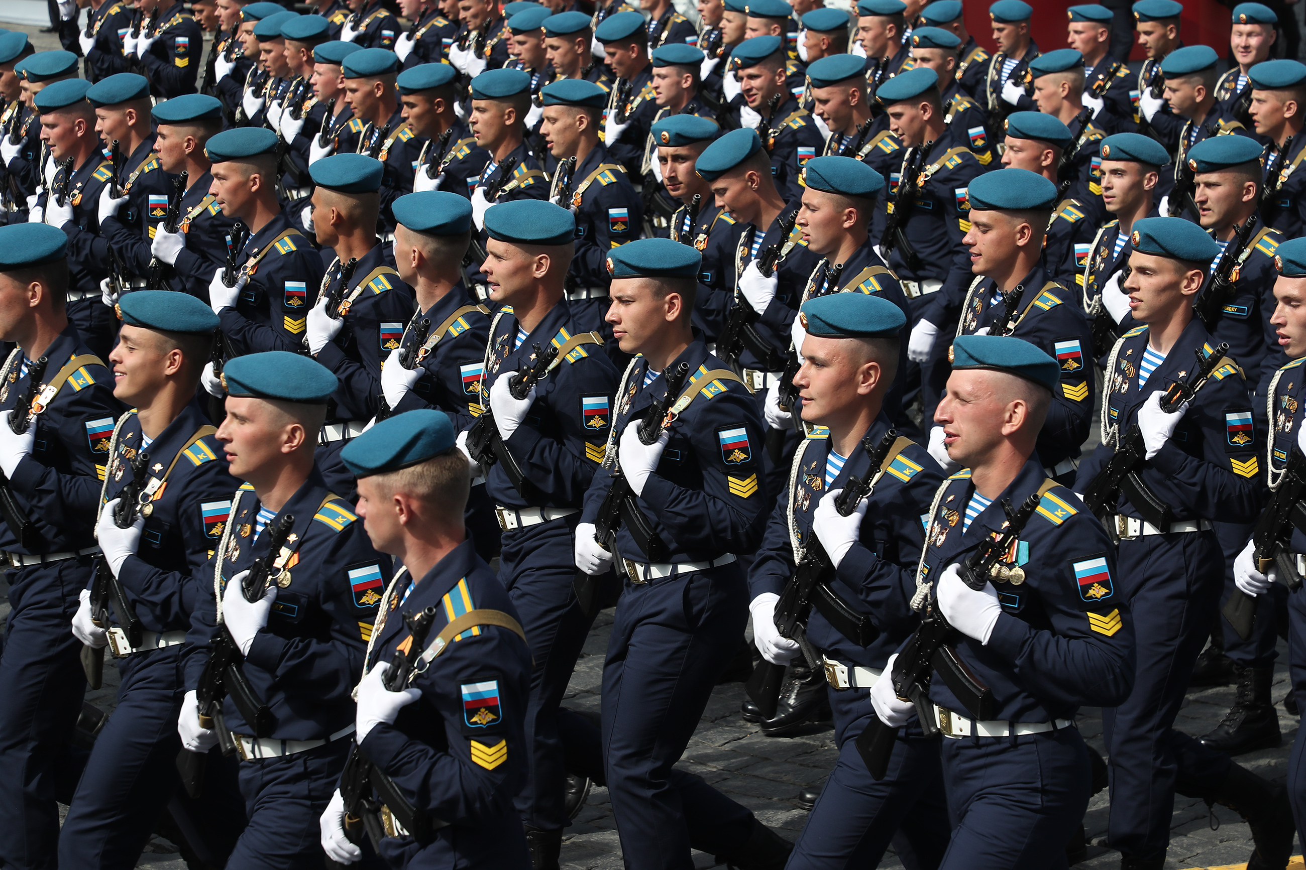 На фото:  военнослужащие парадных расчетов