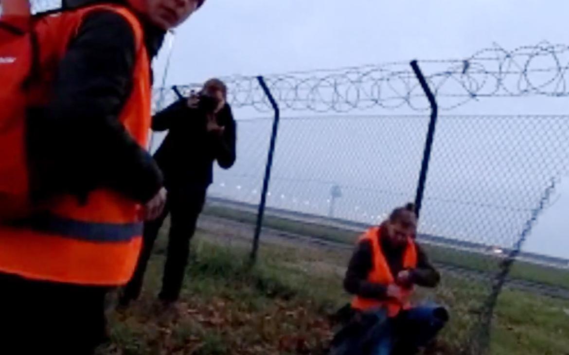 В Берлине из-за пробравшихся экоактивистов закрыли две полосы аэропорта