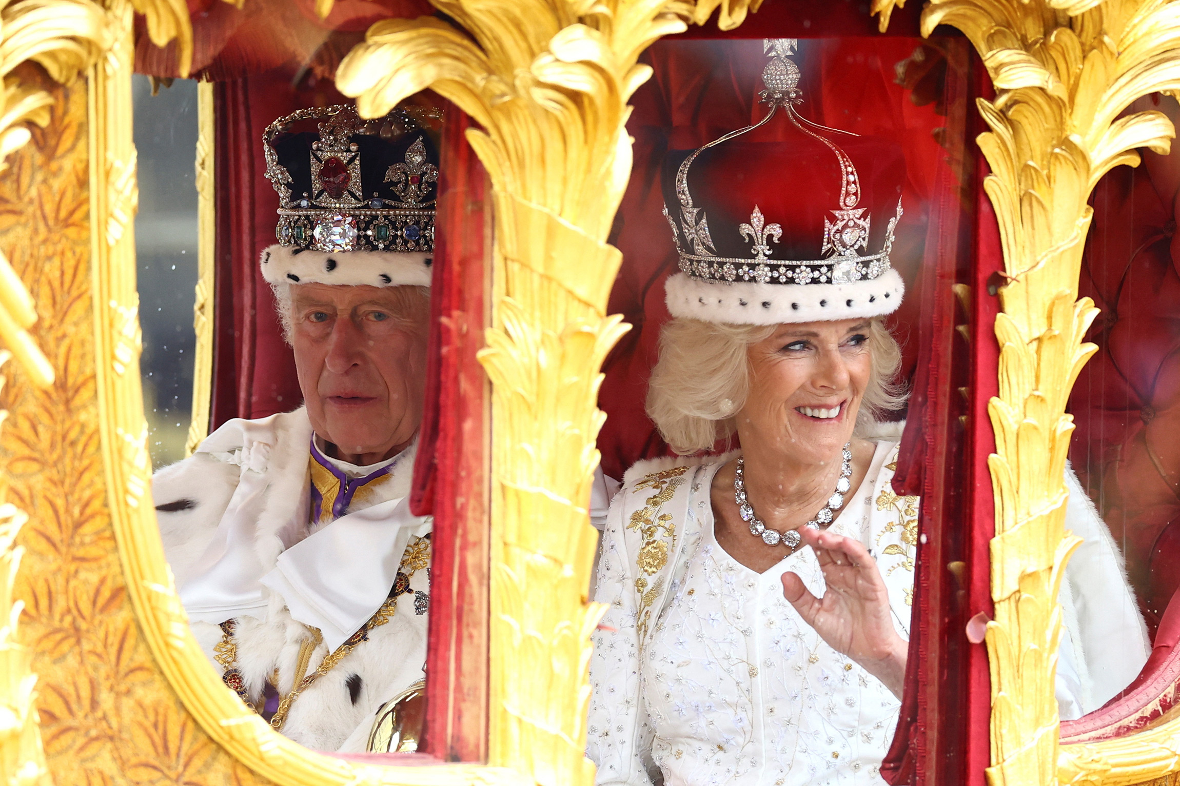 Карл III и Камилла покинули Вестминстерское аббатство и отправились в Букингемский дворец уже в другой, золотой карете