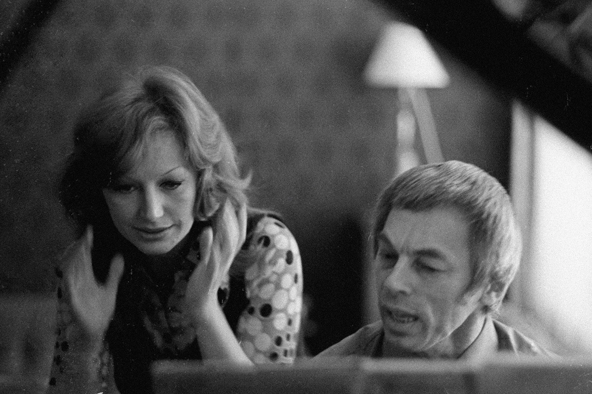 Композитор Александр Зацепин показывает новую песню певице Алле Пугачевой. 1 февраля 1976 года