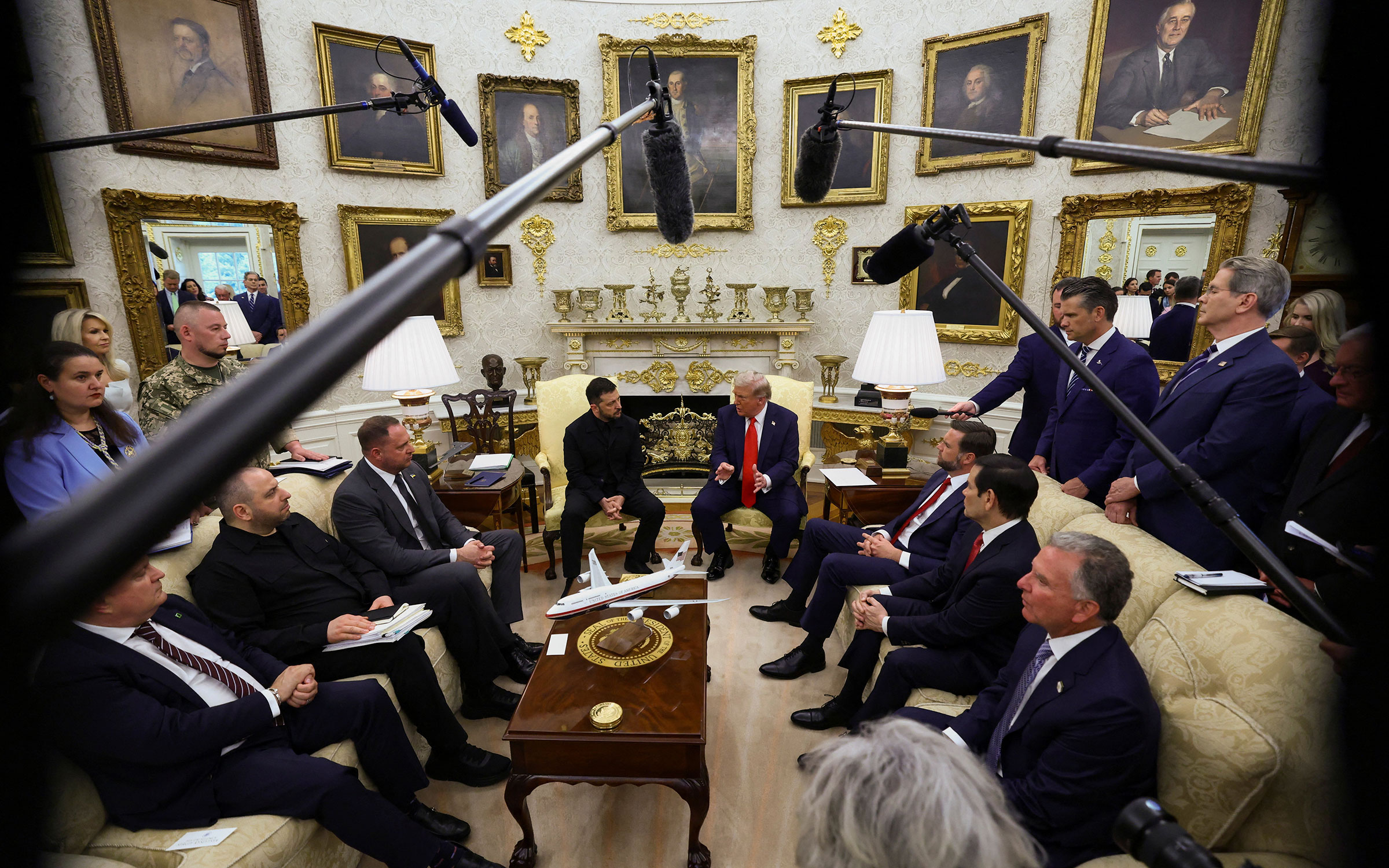 В прошлый раз Зеленский и Трамп встречались в Белом доме в феврале. Тогда Трамп и вице-президент Ди Вэнс публично раскритиковали украинского лидера и обвинили в неуважении к США. &laquo;Если&nbsp;бы у вас не было нашей военной техники, эта война закончилась&nbsp;бы через две недели... И я не думаю, что вы были&nbsp;бы крутым парнем без Соединенных Штатов... у вас нет козырей... вы ведете себя совсем неблагодарно, и это нехорошо&raquo;,&nbsp;&mdash; сказал тогда Трамп украинскому президенту