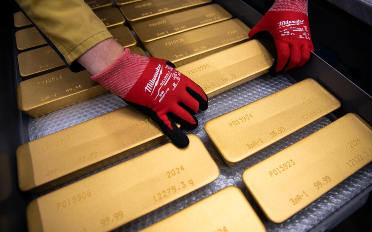 Золото 99,99 пробы на участке отгрузки готовой продукции на Красноярском заводе цветных металлов им В.Н. Гулидова &laquo;Красцветмет&raquo;.