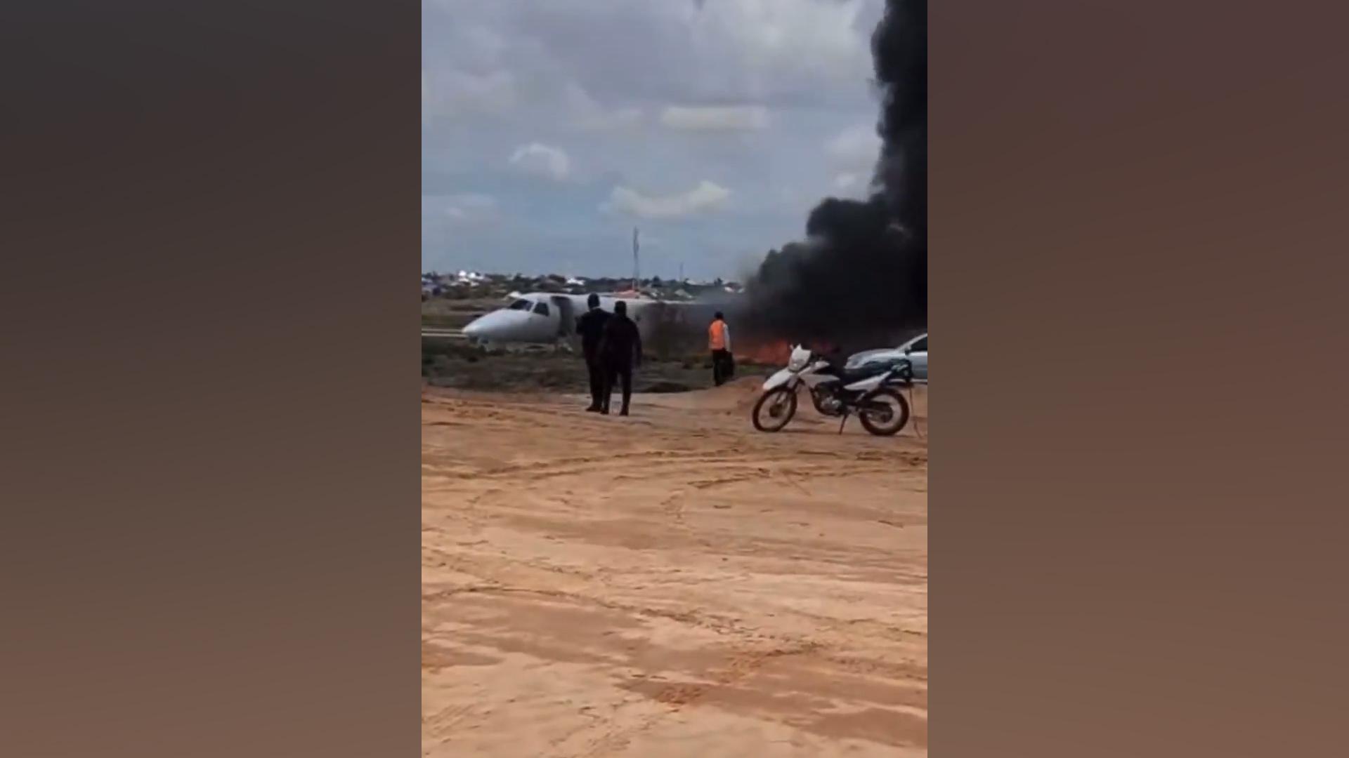 В Демократической Республике Конго загорелся самолет с министром. Видео
