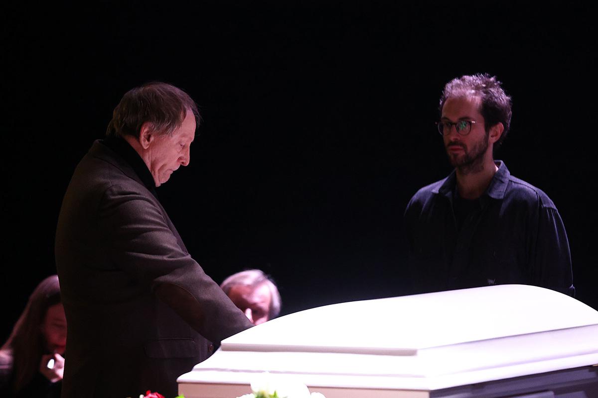 Виктор Вержбицкий во время прощания с актрисой Верой Алентовой в Московском драматическом театре имени А. С. Пушкина