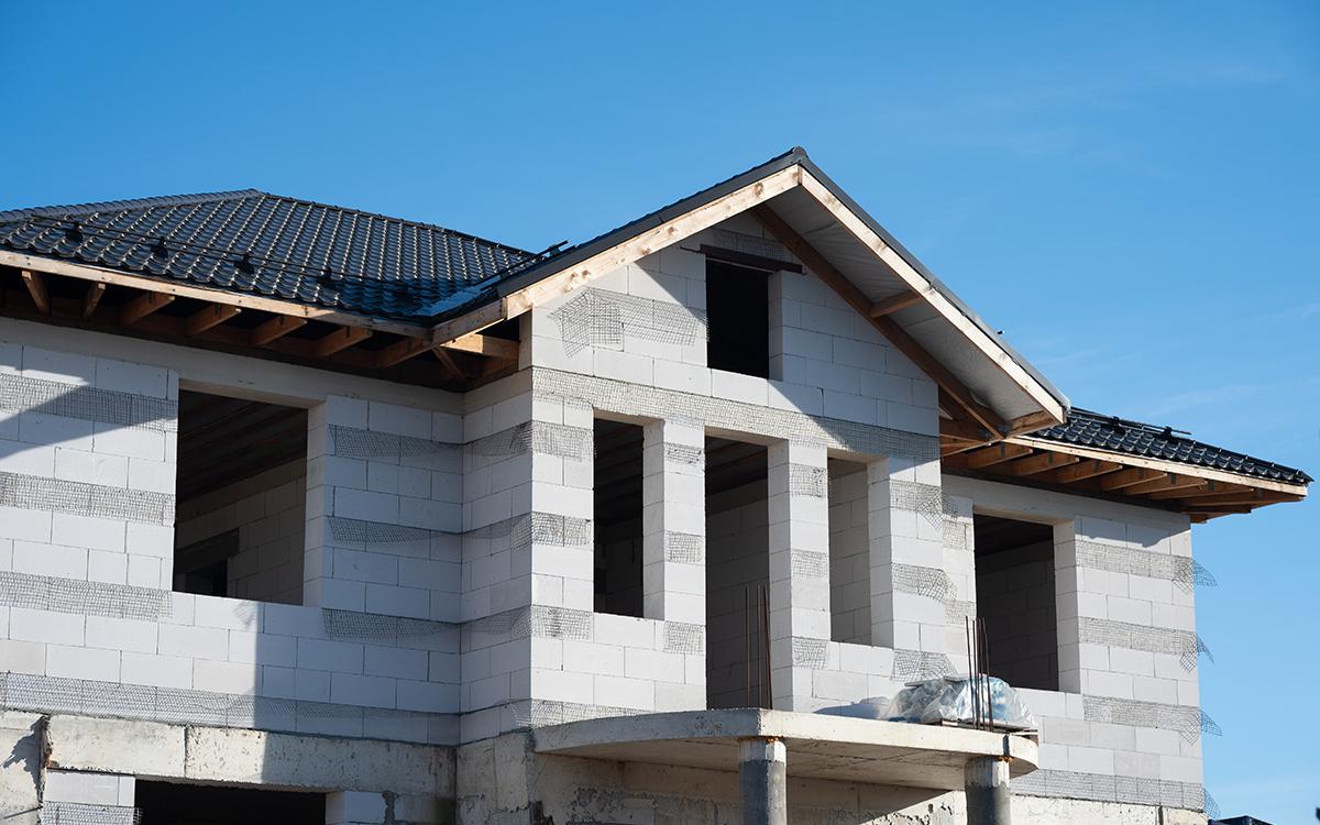 Здание из газобетонных блоков, покрытое черепичной крышей