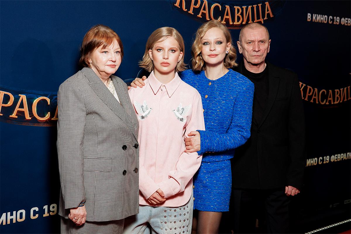 Юлия Пересильд с родителями и дочерью