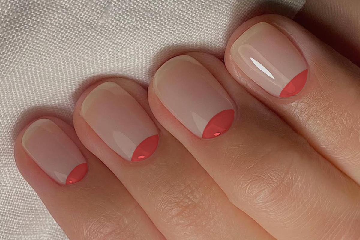 Мастер выделяет полумесяц у кутикулы ярким красным цветом