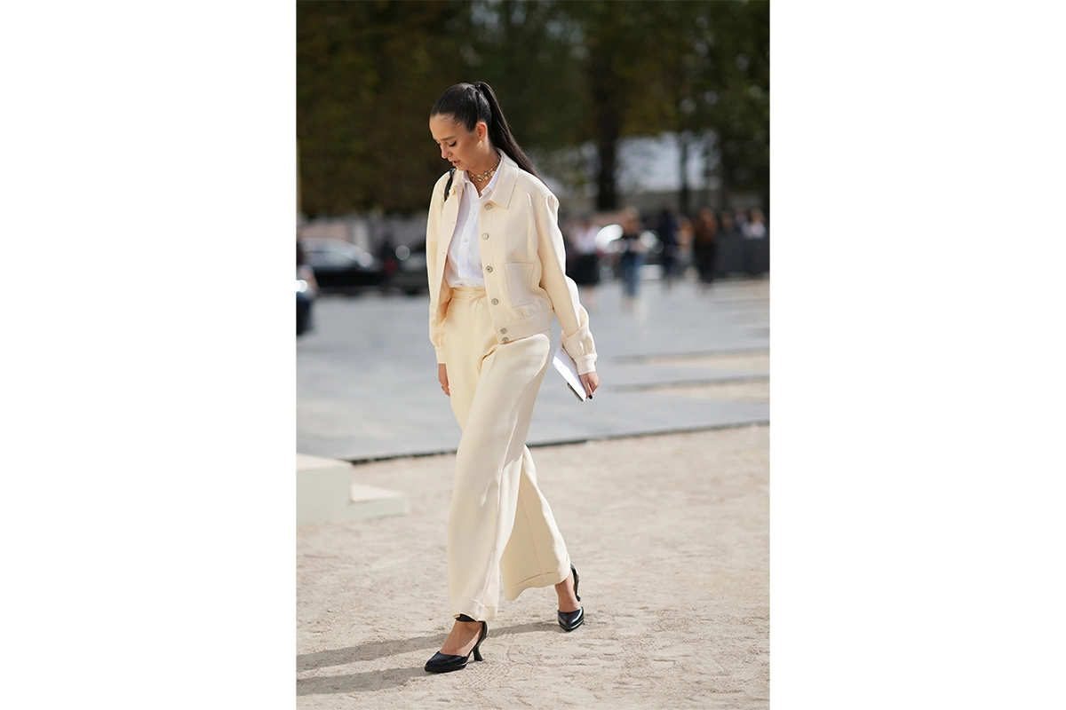 Девушка во время показа женской коллекции весна—лето 2024