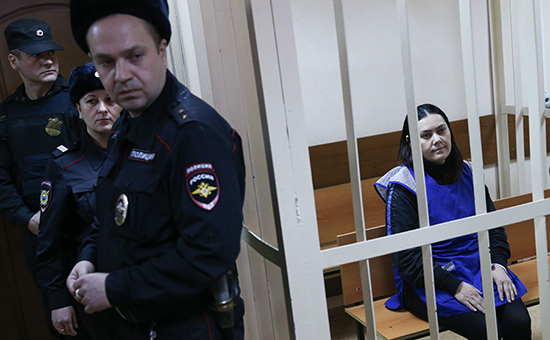 Гражданка Узбекистана Гюльчехра Бобокулова (справа), подозреваемая в жестоком убийстве ребенка, перед рассмотрением ходатайства об аресте в Пресненском суде


