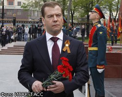 Д.Медведев поздравил глав стран СНГ с Днем Победы