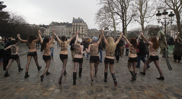FEMEN обнажились в честь ухода Папы в Нотр-Дам-де-Пари. Фото