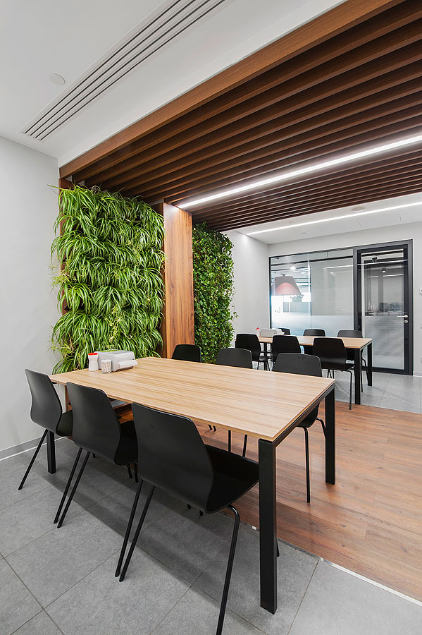 Для оформления зоны кухни архитекторы использовали вертикальное озеленение стен
