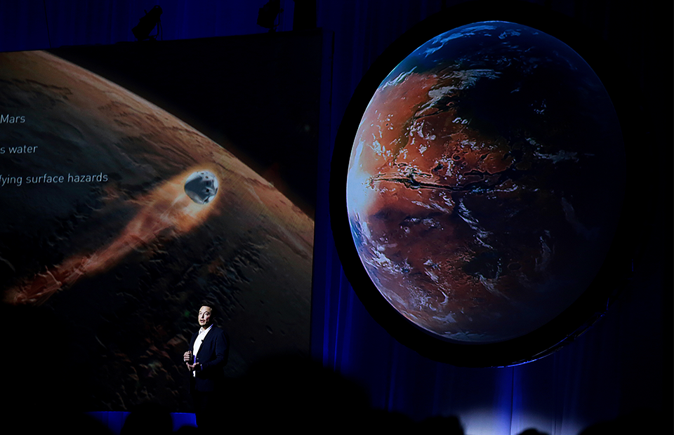 Илон Маск с проектом &laquo;Межпланетной транспортной системы&raquo;
на Международном астронавтическом конгрессе в Мехико